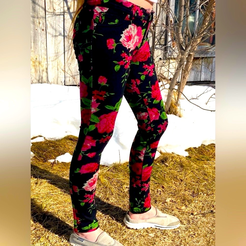 Shinestar rose patterned jeggings. Size M